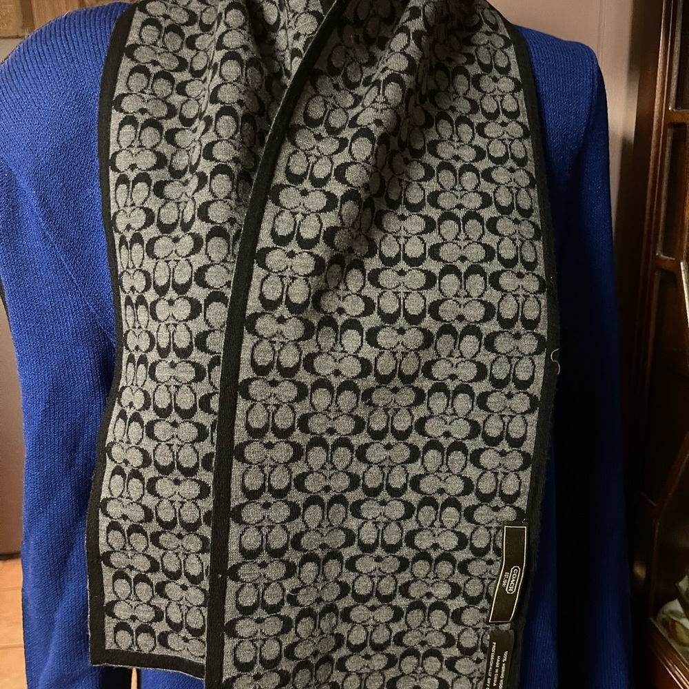 Coach 100% merino wool logo gray black logo scarf excellent condition. - Picture 4 of 4